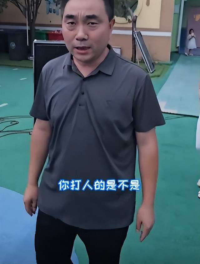 鄭州一幼兒園讓孩子高溫穿戲服走幾公里招生,家長走路,老師騎車