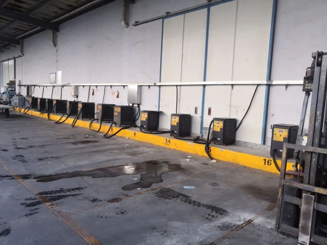 叉车电池库丨老司机揭秘的六种叉车电池充电危险和安全提示须知