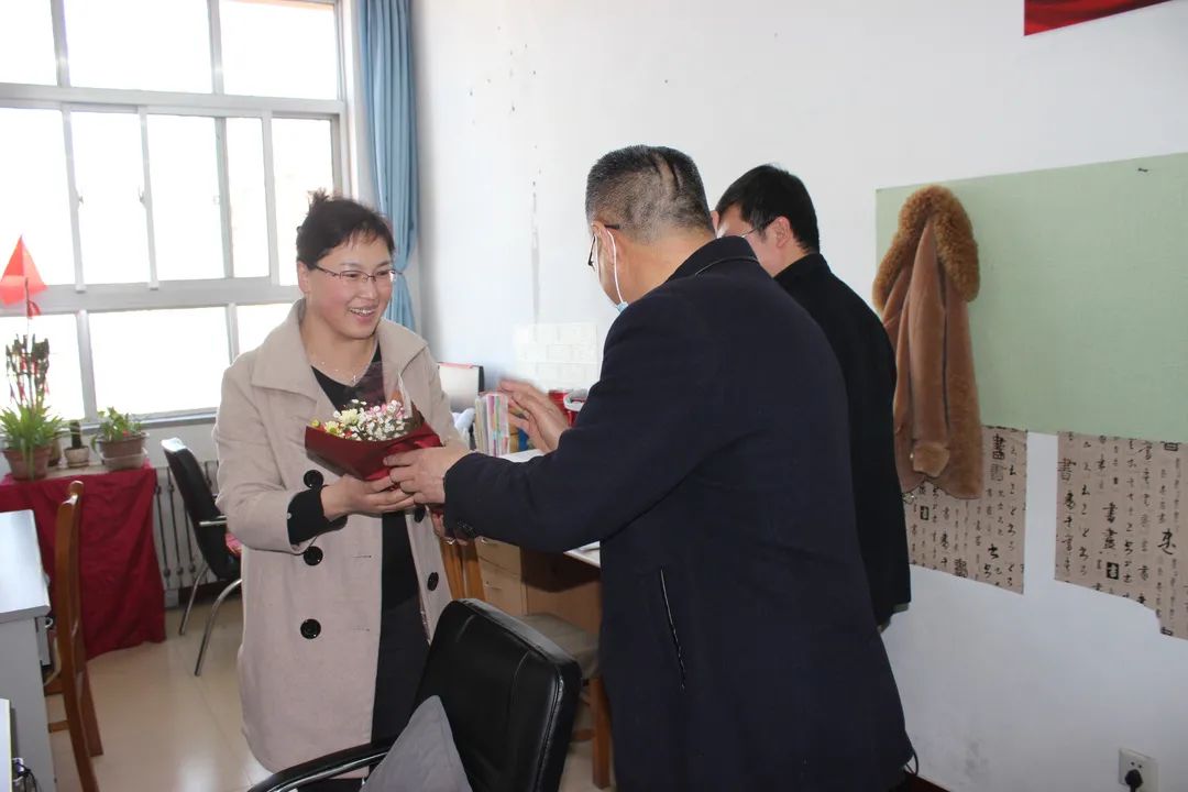 青岛市即墨区第四中学庆祝"三八"妇女节活动