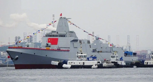 055b驱逐舰下水,15000吨位搭载电磁炮,成美欧追赶对象