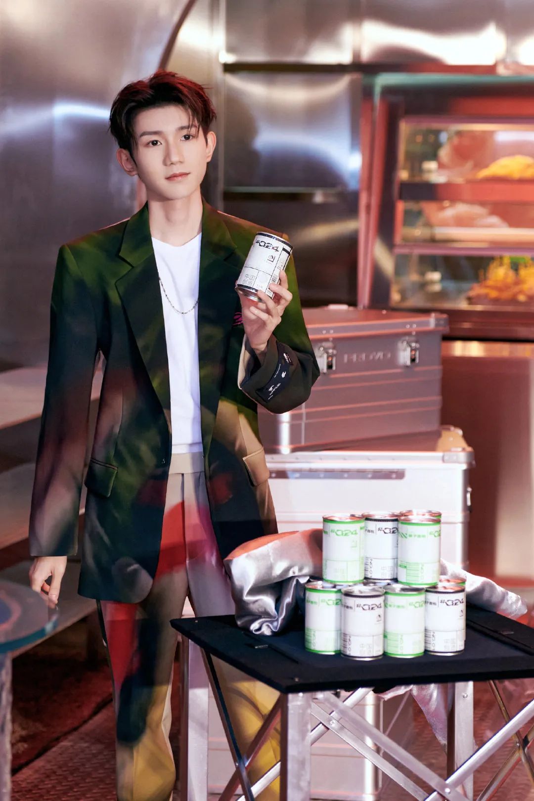 王源着绿色湮染西服亮相品牌发布会活动又帅又拉风