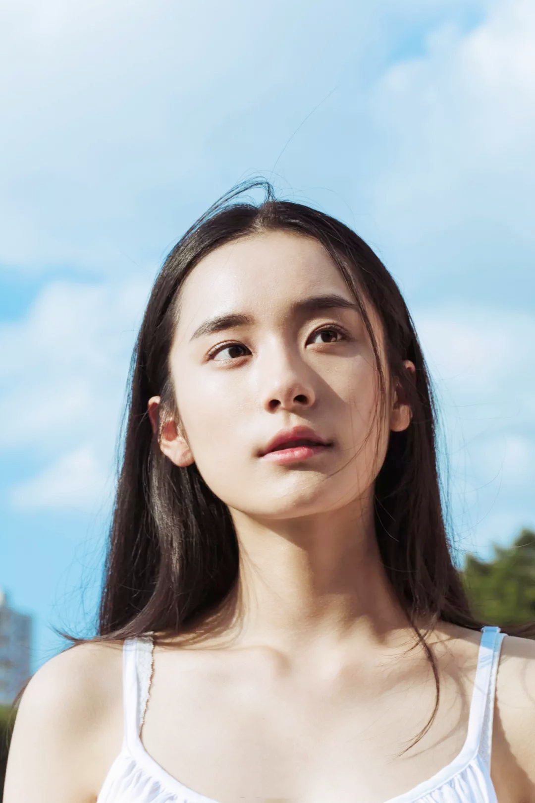 新生代小花范诗然来势汹汹,抹胸裙写真养眼,是你喜欢的类型吗?