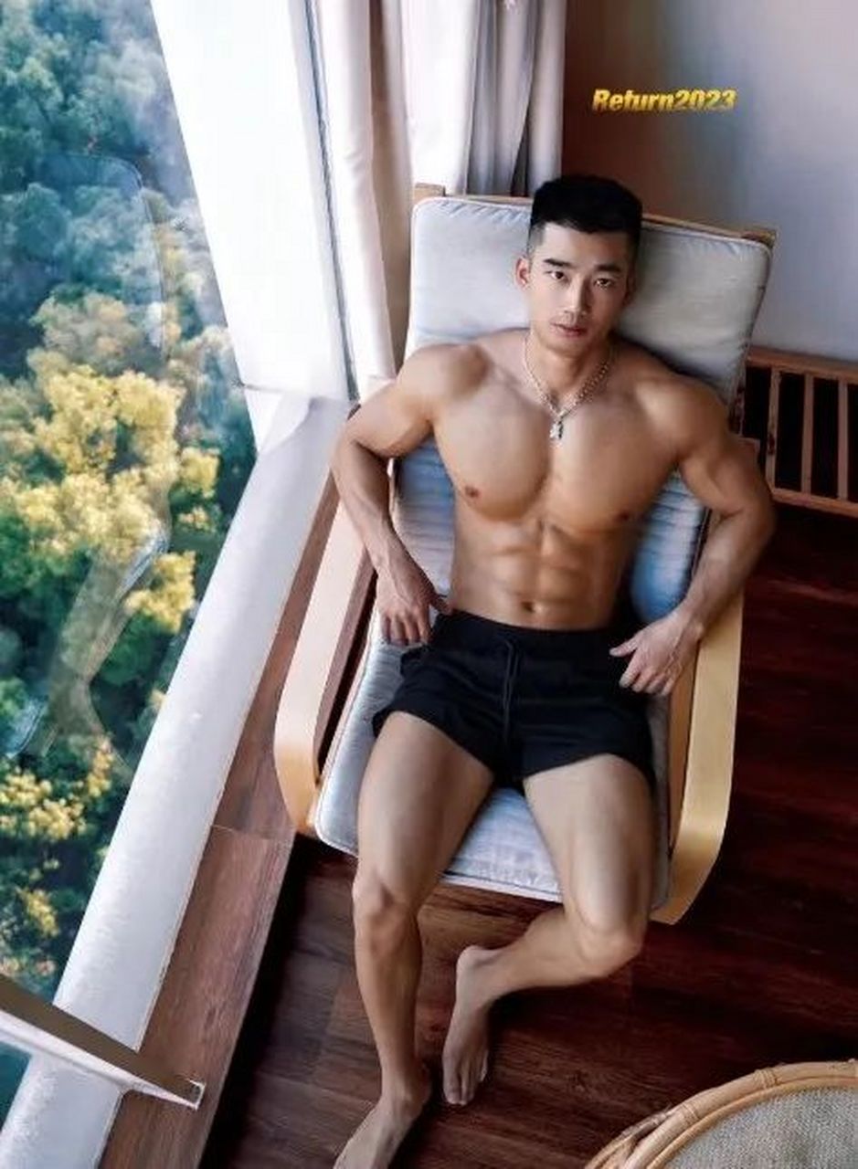 黑皮寸头肌肉男的写真 广西黑皮寸头肌肉男的写真,彰显了十足的男人