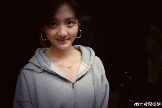 多多图书馆事件后,黄磊首晒女儿照片,眼下贴钻的多多显成熟