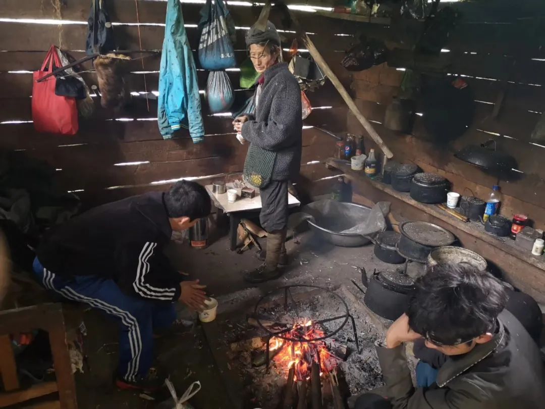 龙王祥(中)和两个儿子在木屋里