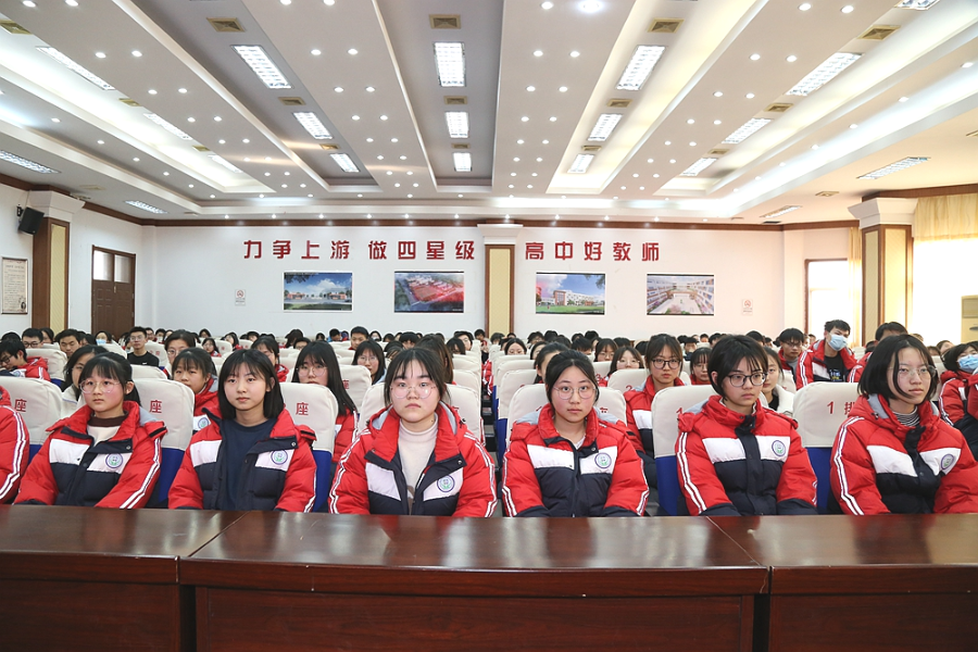 校领导沙国禅,翟明松出席大会.大会由高三年级组主任周长庆主持.