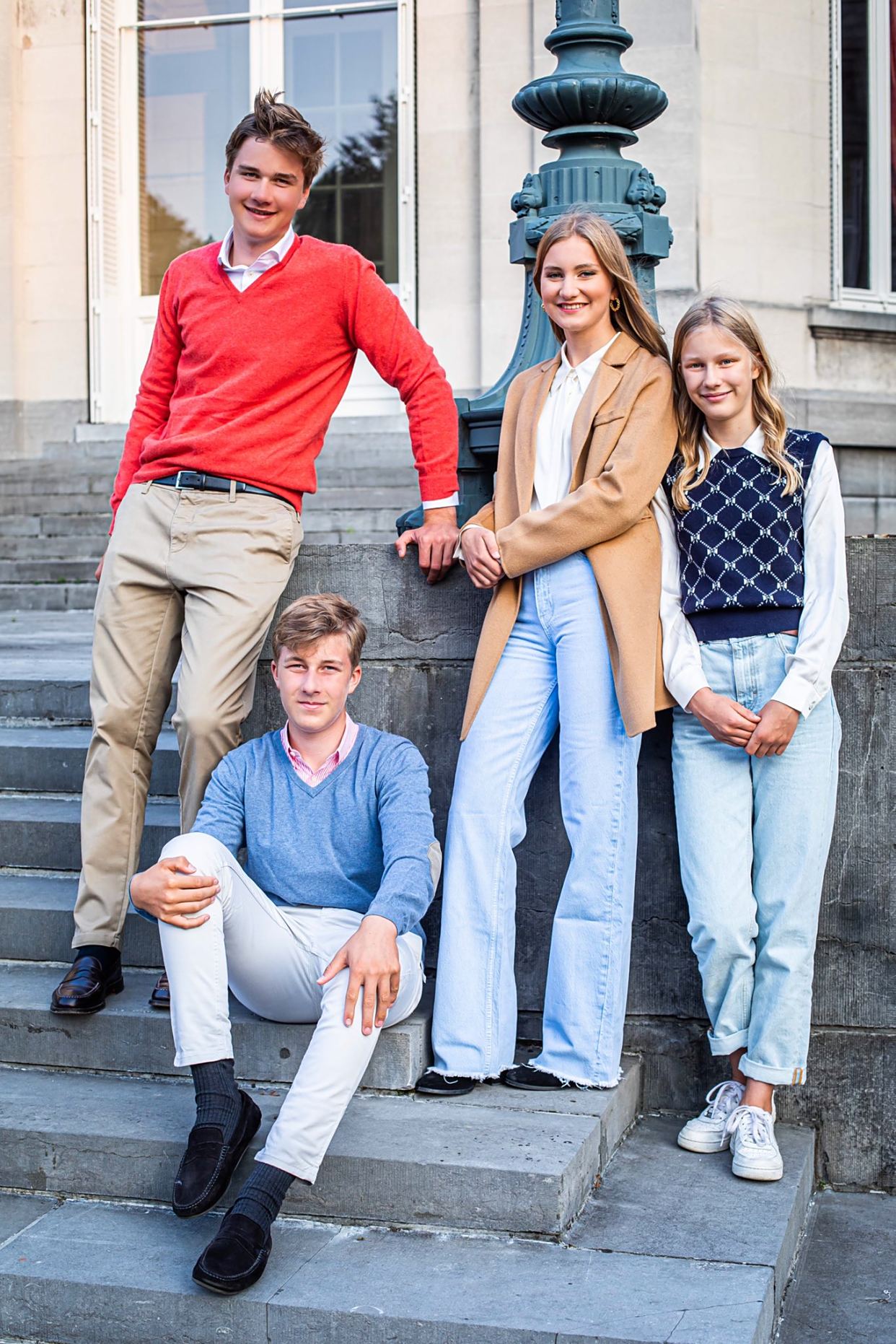 比利时王室晒新照为小公主庆生,青春靓丽气质好,就是有点糊弄人