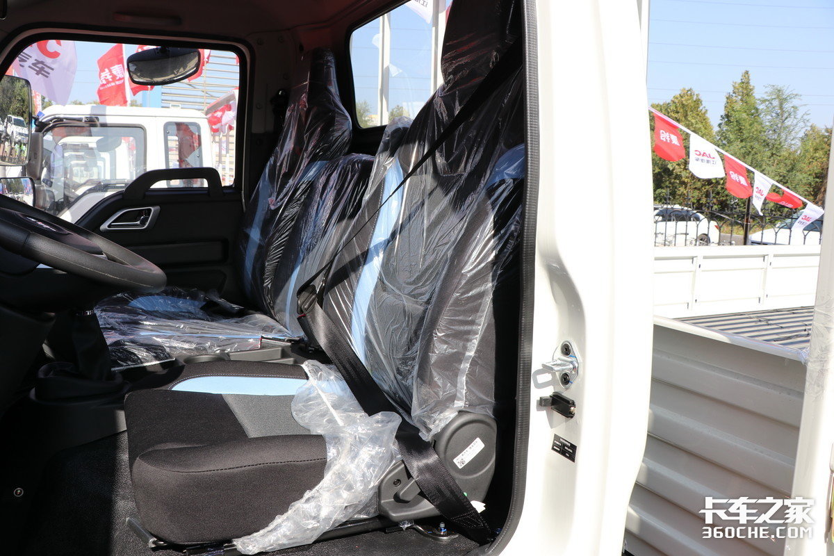 4米2蓝牌轻卡搭载130马力发动机,江淮康铃j5跑城配轻松拉1.7吨