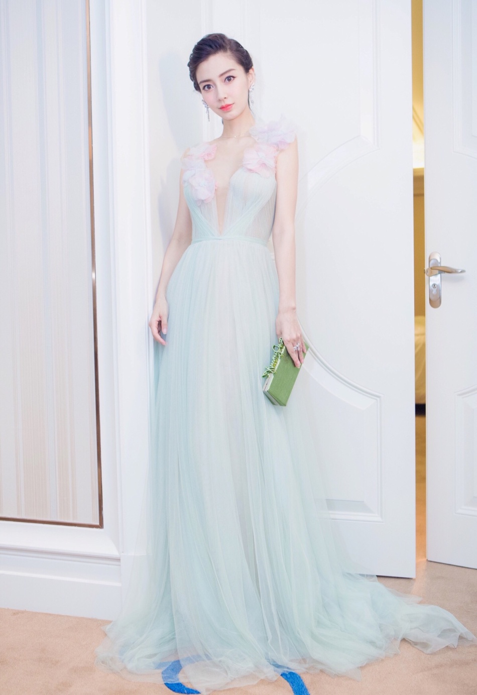 angelababy再次"装嫩"成功,粉色吊带裙甜美又性感,美回18岁