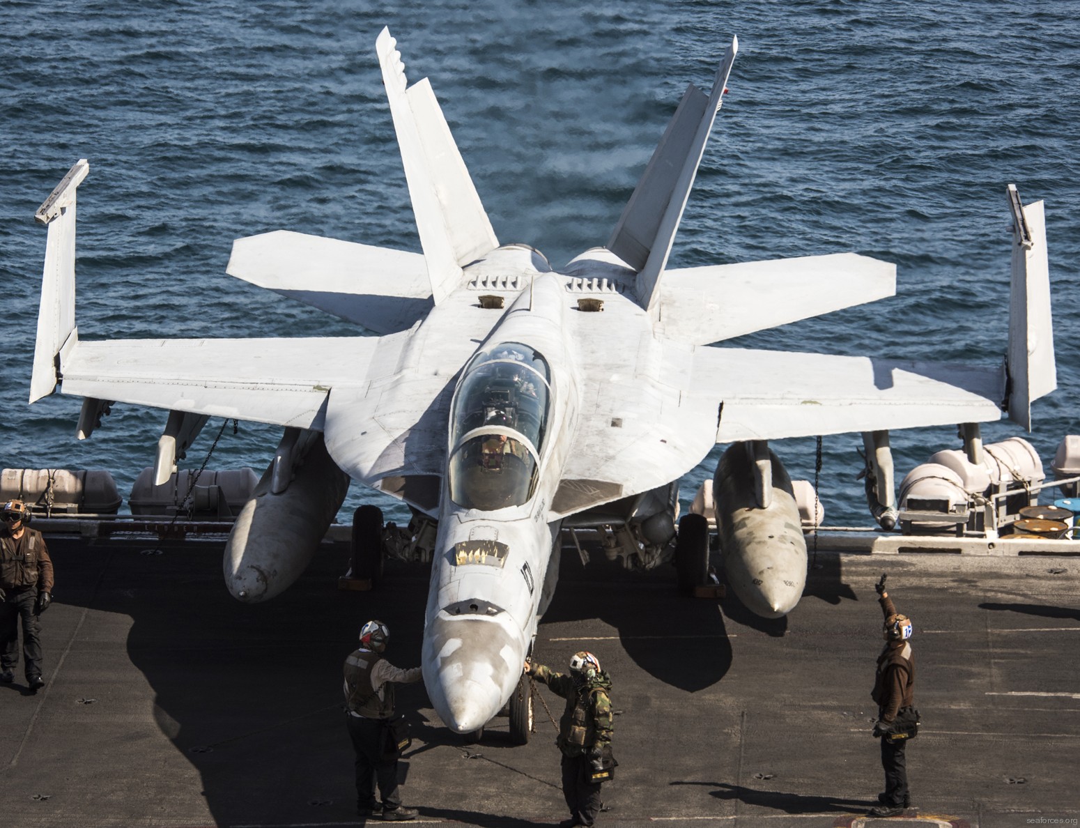 美军舰载机主力"超级大黄蜂"战斗机多图赏析