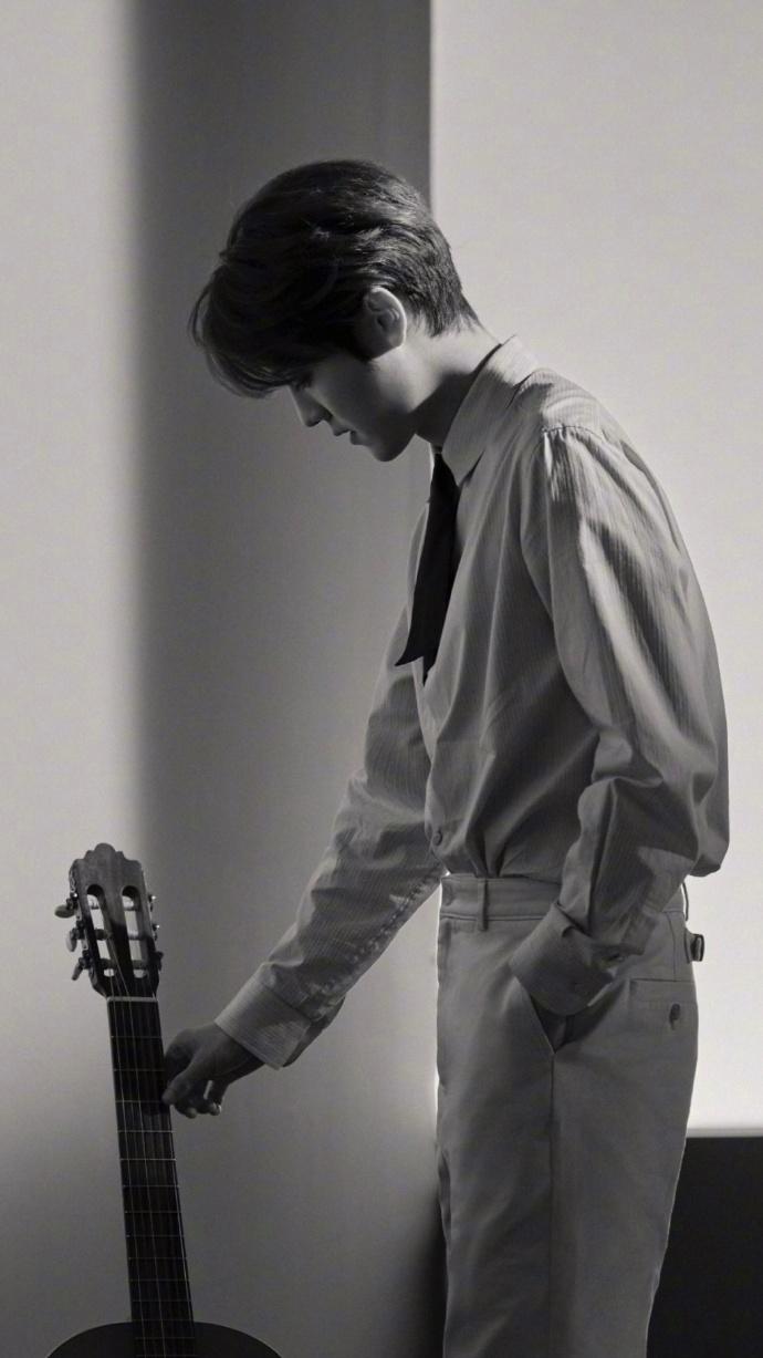 "不老男神?"鹿晗最新写真曝光,网友:32岁的他还是少年!