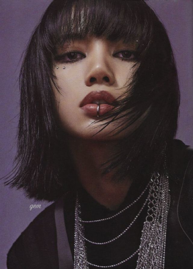 lisa离不开浓妆?最新大片罕见淡妆出镜,效果有点意外