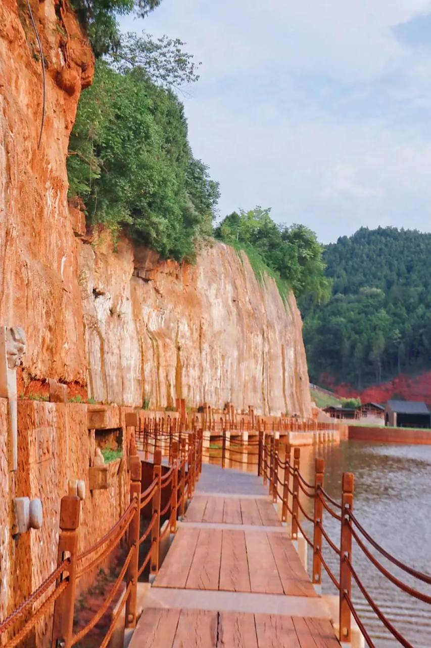 中江石林谷,位于德阳市中江县集凤镇钟鼓村.