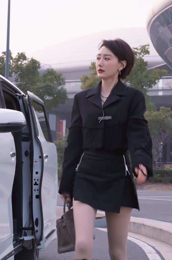 主持人郭晓敏晒结婚十周年礼物,丈夫送3万块面,短发利落有气质