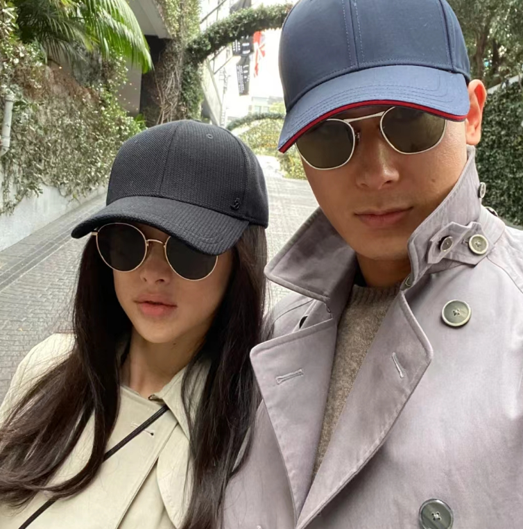 演员朱珠分享与老公王昀佳甜蜜合照,老公不输娱乐圈男明星