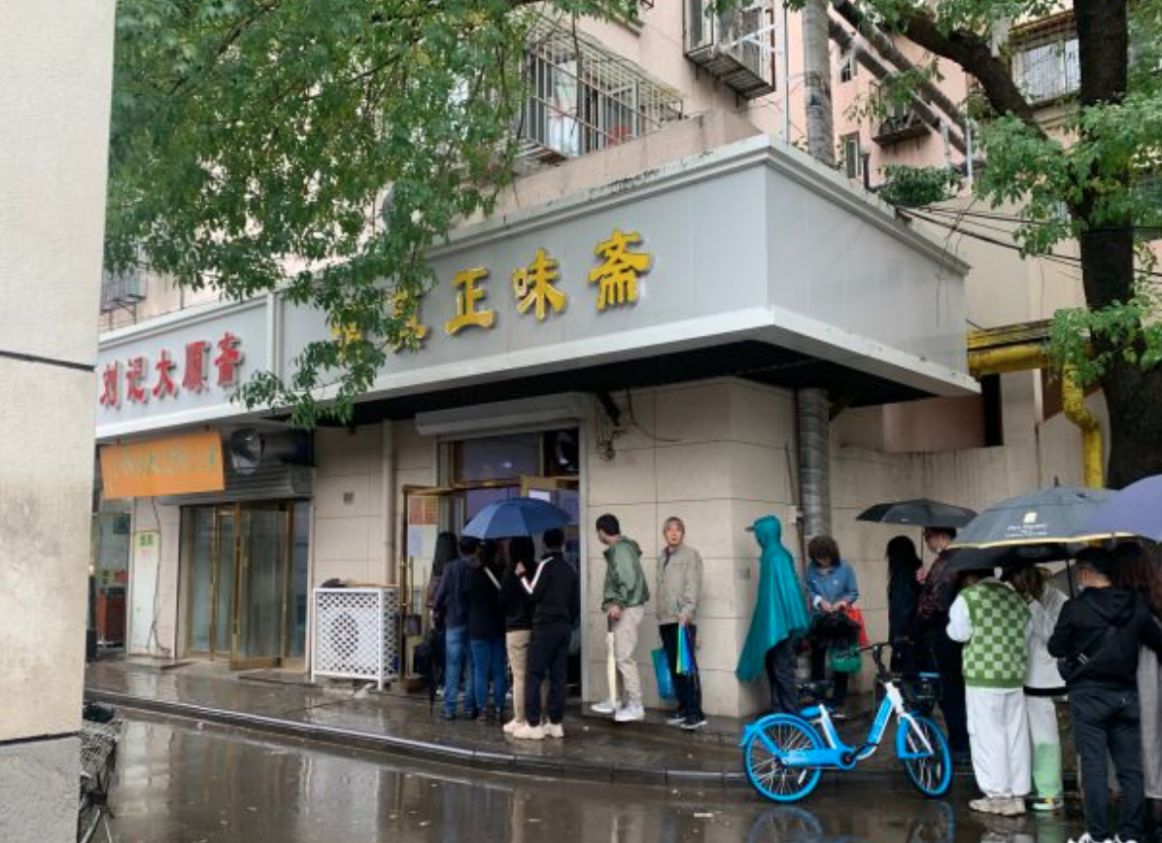 天津开在公厕对面的早餐店,坐满人就停止售卖,就算涨价也排长队