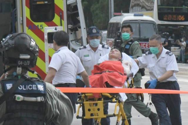 热点|被暴徒刺伤港警受“黄医护”粗暴对待，手术翌日竟被院方催赶出院