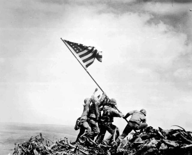 (美国二战期间著名新闻照片——《国旗插在硫磺岛上》)