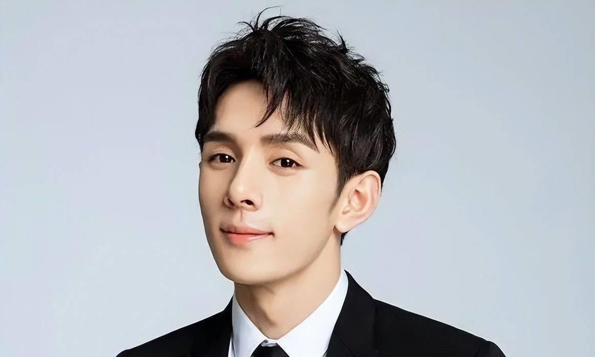 凭模仿鹿晗走红的网红鹿哈,半年赚了3500万,还将盗版王一博签入