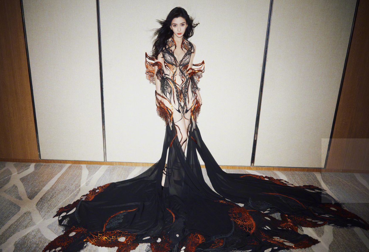 封神!杨颖芭莎造型爆火,宛若火山口走出的女战神,比模特还美