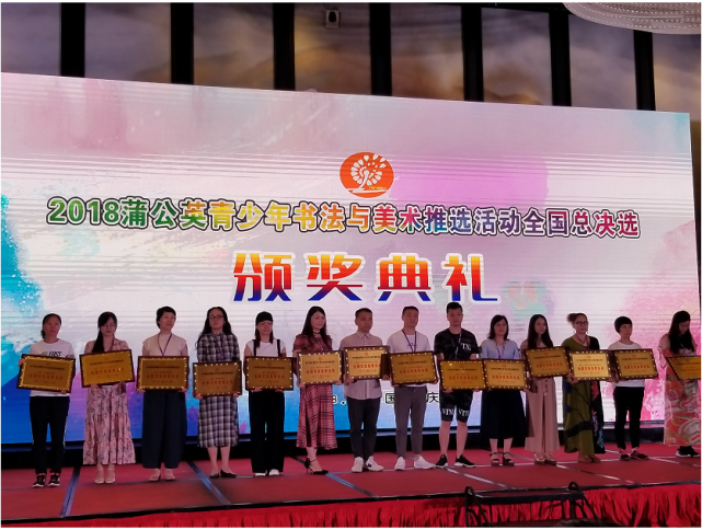 广西第十五届运动会(平乐分赛区)美女选手赵晓莲带你飞冲浪