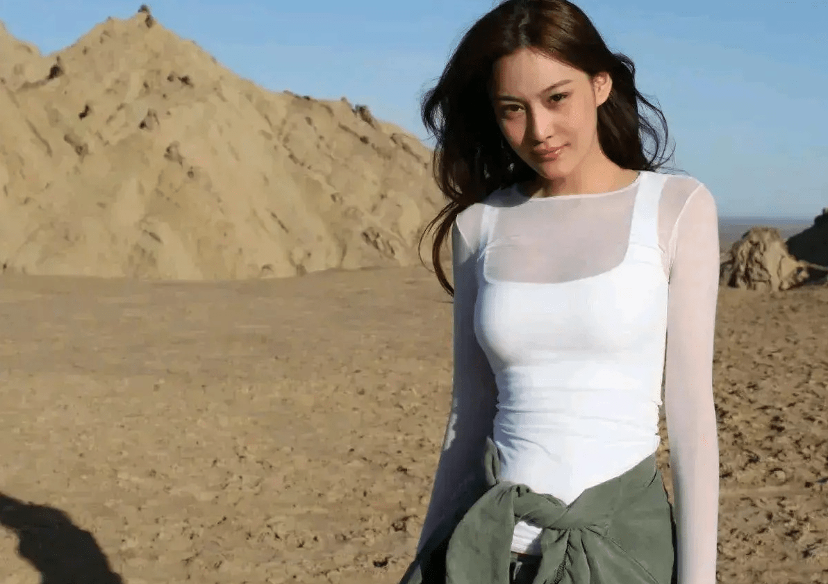 张馨予穿紧身背心拍沙漠写真,野性十足秀完美身材,网友:真美!