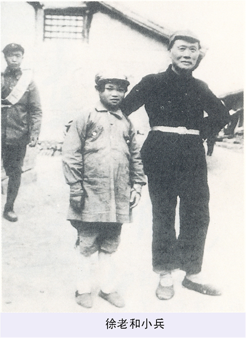 徐特立与年轻小战士在一起