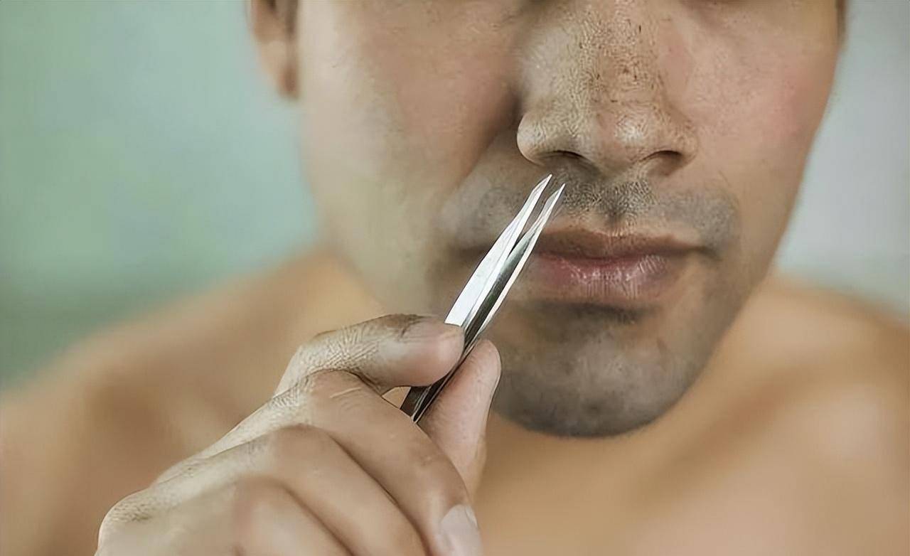 鼻毛往外窜的男人有何不同之处鼻毛旺盛意味着什么