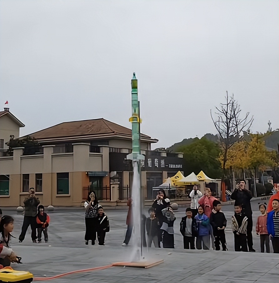 浙江一幼兒園搞活動,科學老師爸爸自制