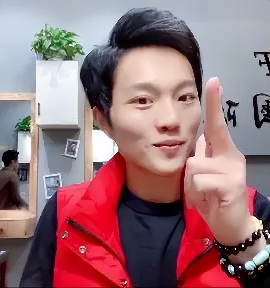 百万网红杨少大婚,新娘却全程戴白口罩,遭网友群嘲并质疑是炒作