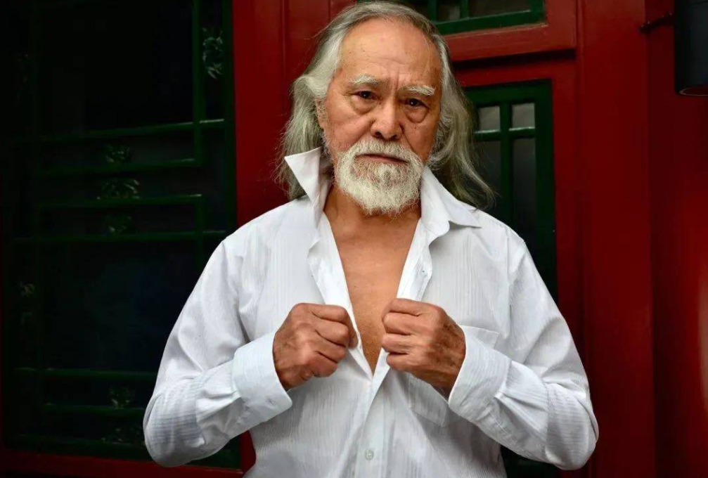 "中国最帅老头",79岁走秀爆红,85岁学开飞机,身材不输小鲜肉