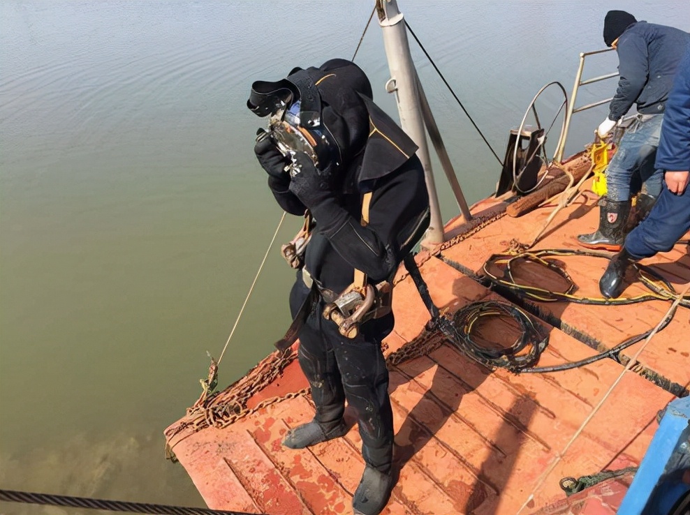 工地"水鬼",上来给2万,上不来给100万,他们在拿命赚钱!