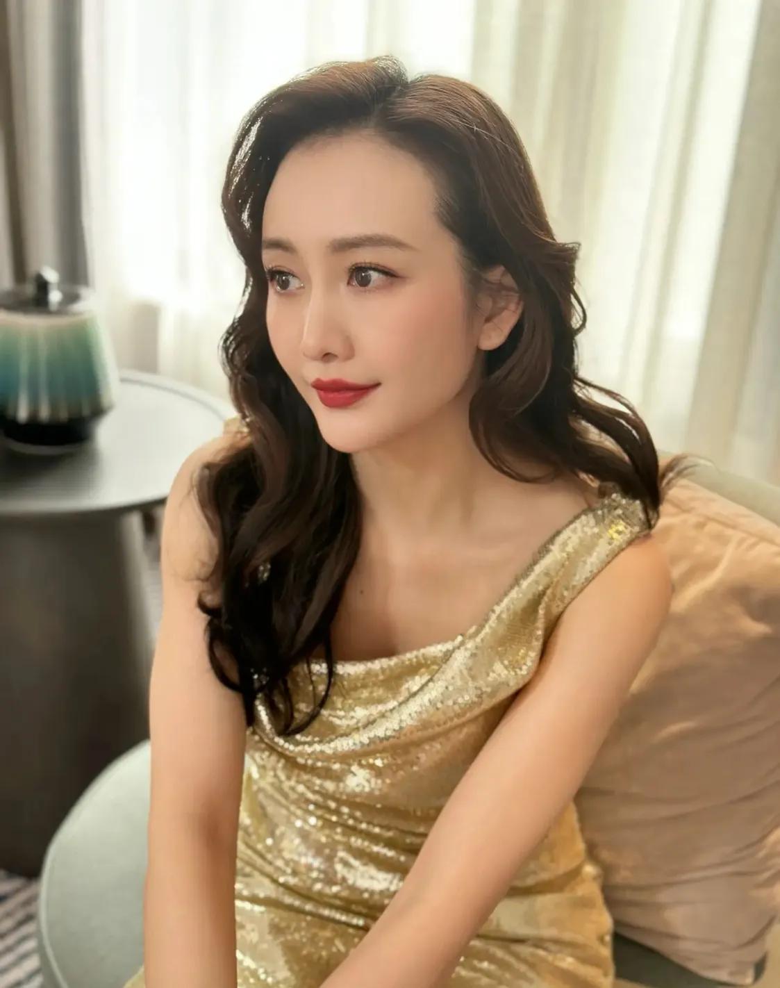 某二字女演员被曝隐婚,对外称单身隐瞒真实年龄,喜欢搞剧组夫妻