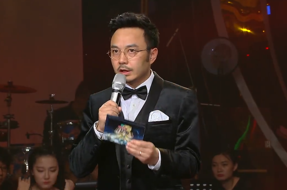 汪涵被气得紧皱眉头一言不发,年轻人不会说话就少说点嘛