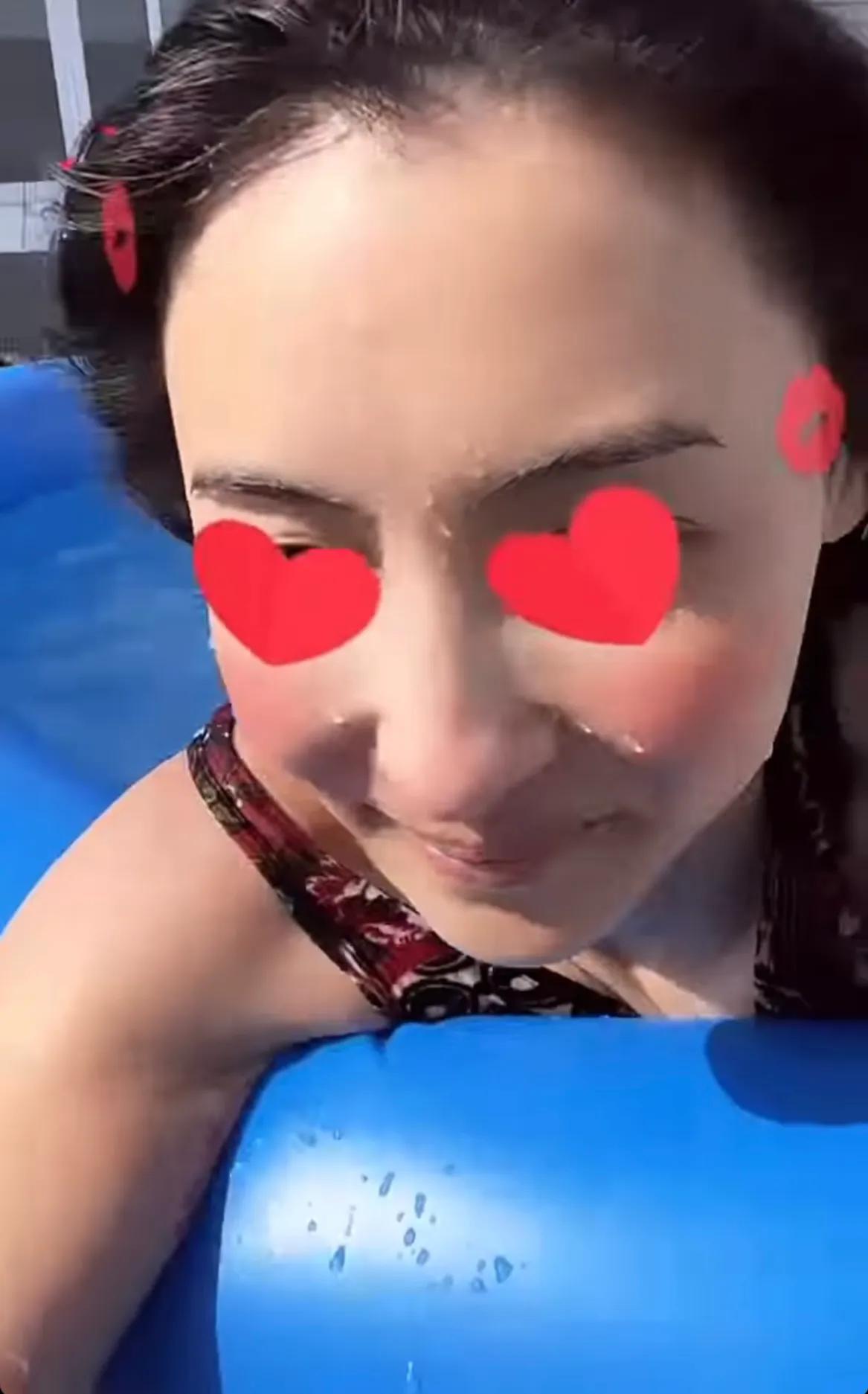 张柏芝晒出游泳美照,意外曝光三胎儿子正脸,五官十分精致