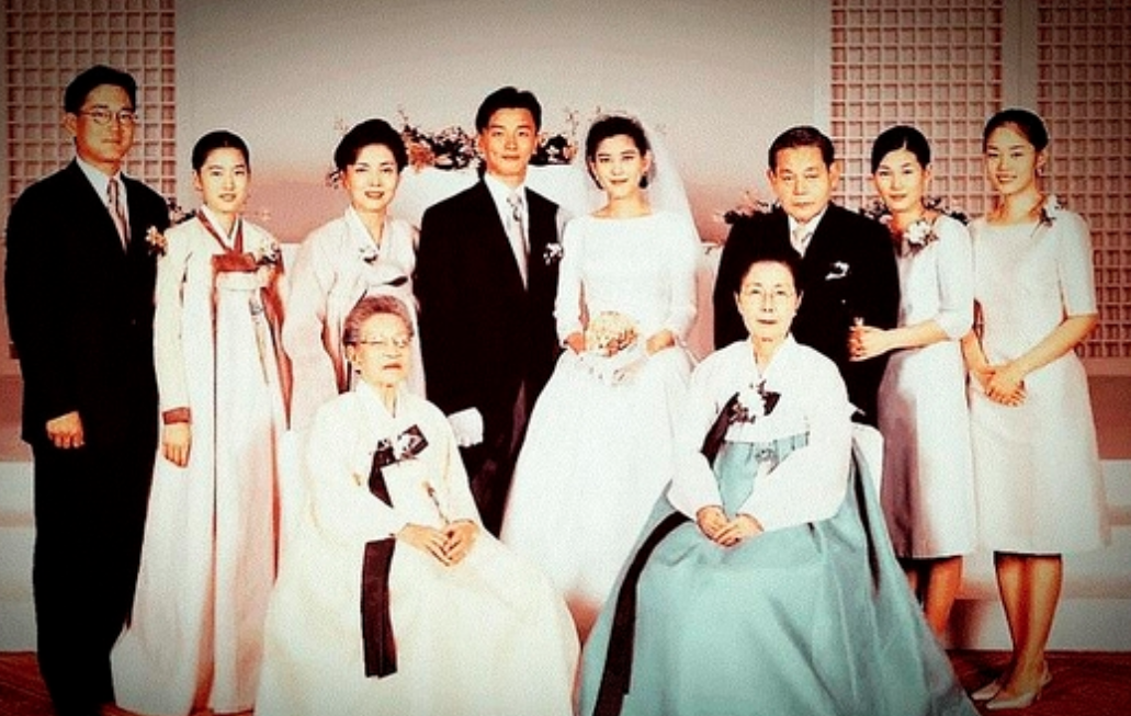 52岁李富真参加儿子毕业礼!弯腰为儿子拍照一脸骄傲,前夫未现身