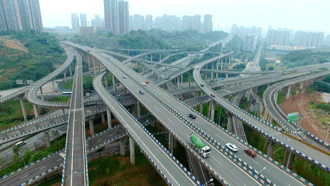 横跨两江的20多座桥梁,高低错落的立交桥,组成了重庆的魔幻立体交通