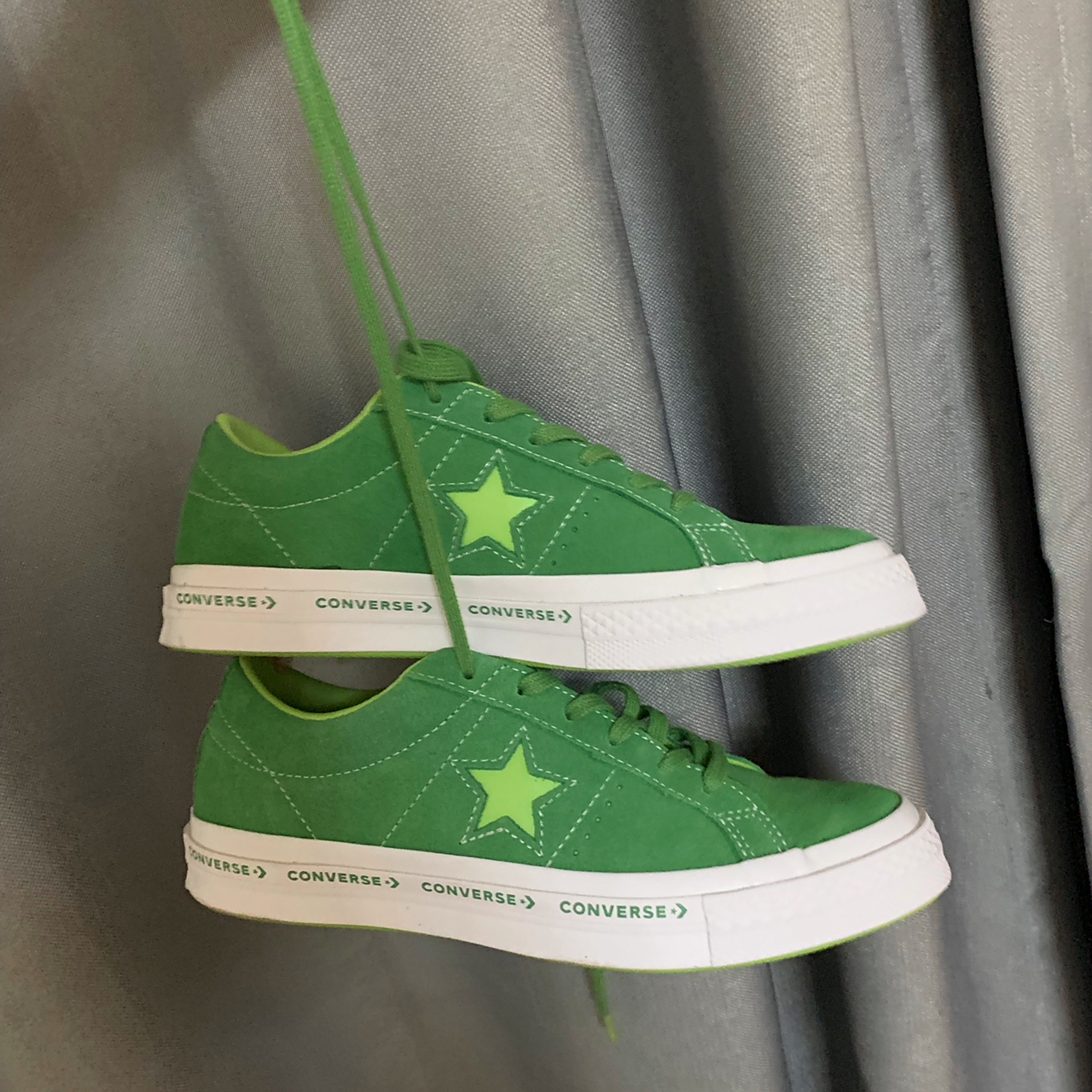 犹豫入手匡威绿色 one star啊 上脚真的好看哭了 和朋友一人一双,真的