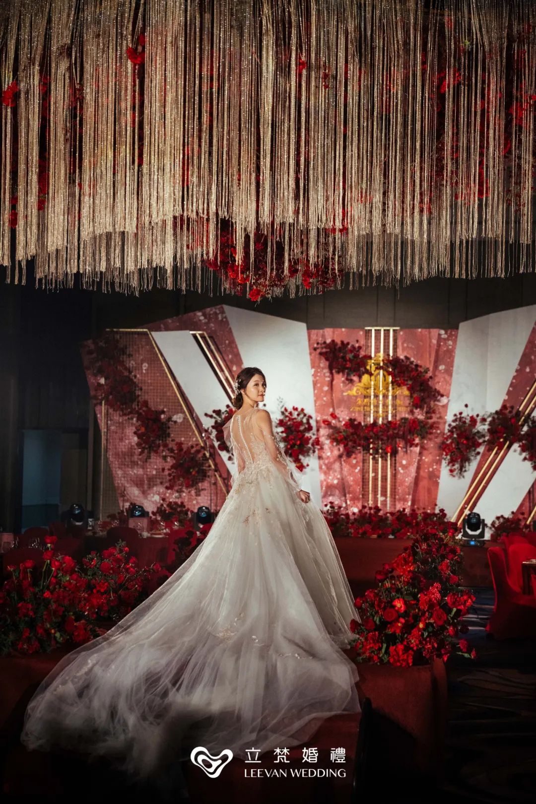 真实百老汇的婚礼布景,复古的红色婚礼,炽烈的玫瑰爱意