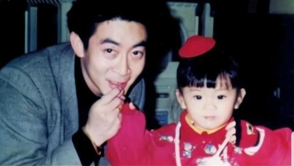 六小龄童女儿章同童,颜值姣好神似关晓彤,不当明星30岁至今未婚