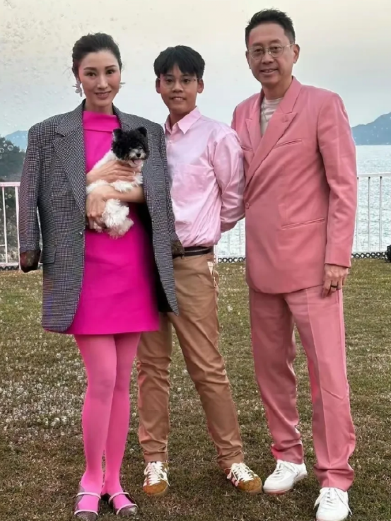 李嘉欣晒全家福,52岁打扮粉嫩难掩脸垮,11岁儿子身高直逼爸爸