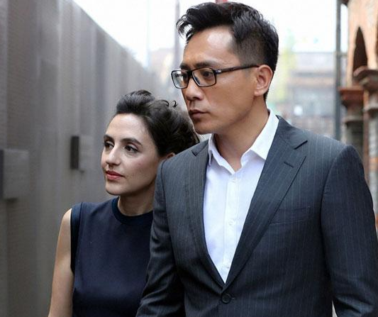 刘烨法国妻子逛菜场引争议,身形暴瘦似6旬老人,网友:比谢娜强