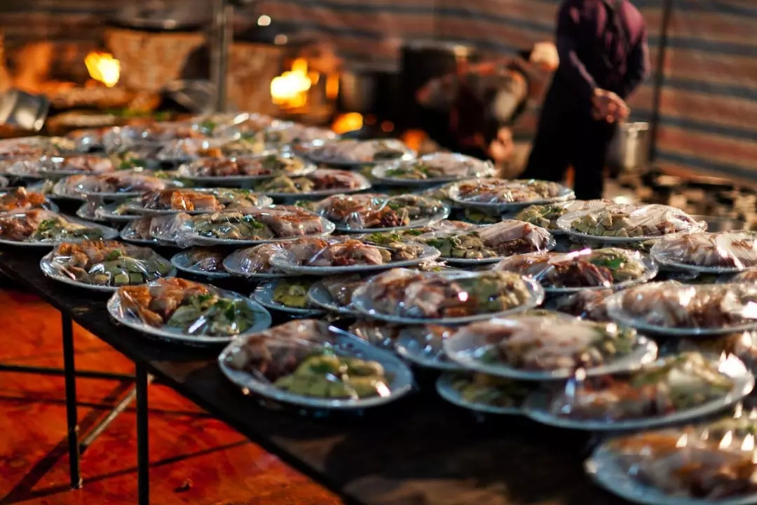 农村酒席上有一道"送客菜",这道菜一上桌客人就起身,你知道吗