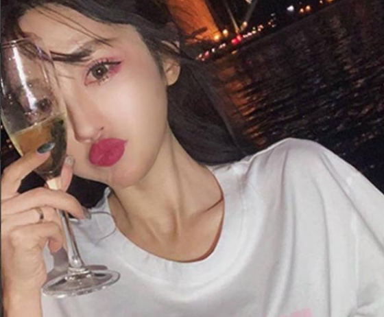某高校多名女生宿舍喝酒,喝醉倒地毫无形象,网友:伤风败俗