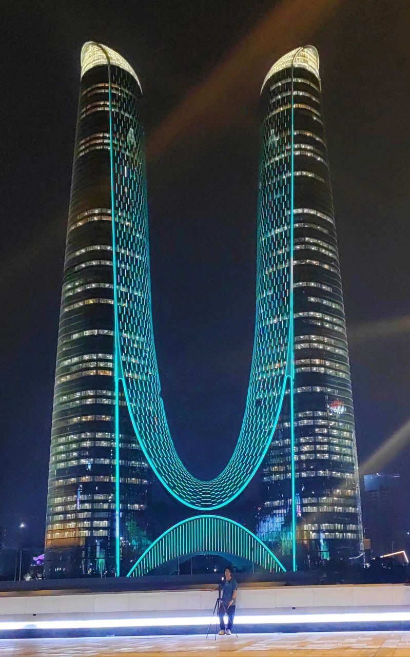 作为杭州的城市地标,这是一座以"杭"首字母h作为形状的双塔,俗称"大