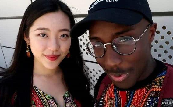 中国姑娘嫁给黑人男友,三年抱2个混血儿,甜蜜的背后尽是心酸
