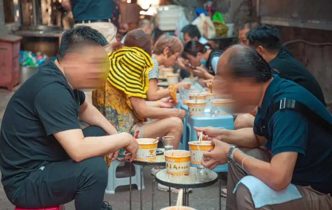 关于武汉的早酒——我和大爷碰杯,祝生活!