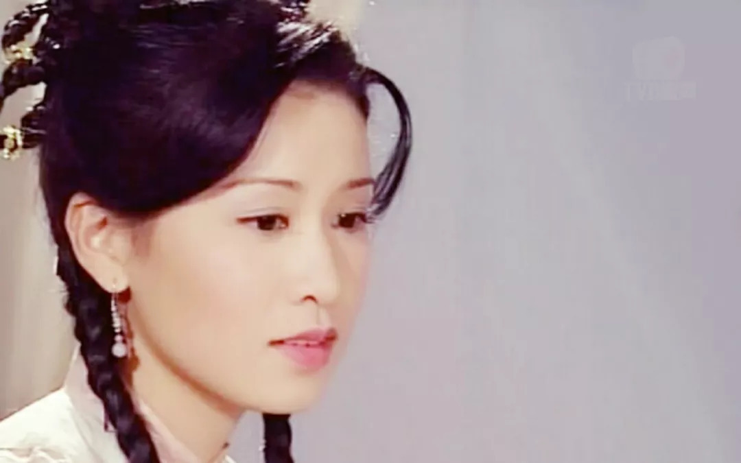 "嗲精"佘诗曼:被助理追着骂,扔剧本,她的成名远比你想象的难