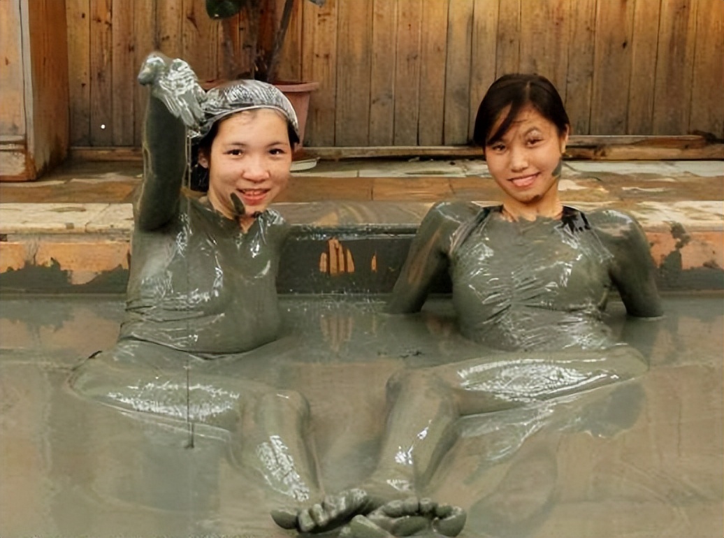 越南这个泳池,用"泥"洗澡,游客:接受不了!