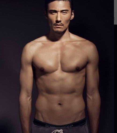 知天命的胡兵,八块腹肌走路带风,网友:肌肉结实身材挡不住!